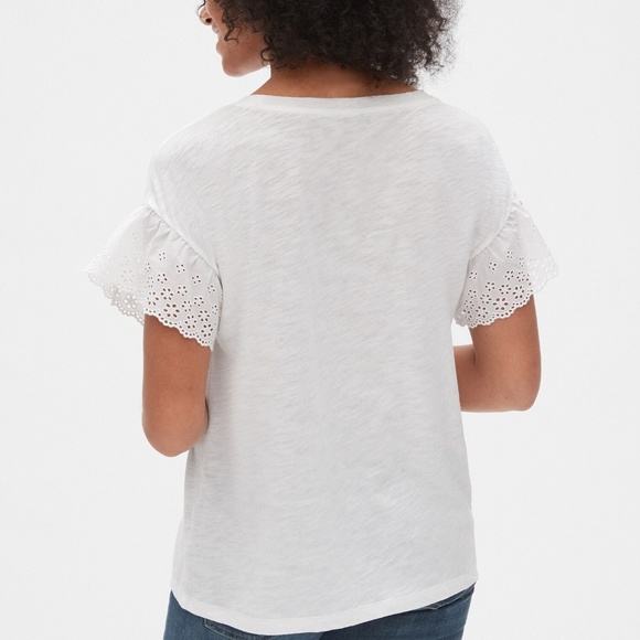 NWT Women's Eyelet Embroidered White Ruffle Top - Picture 2 of 7